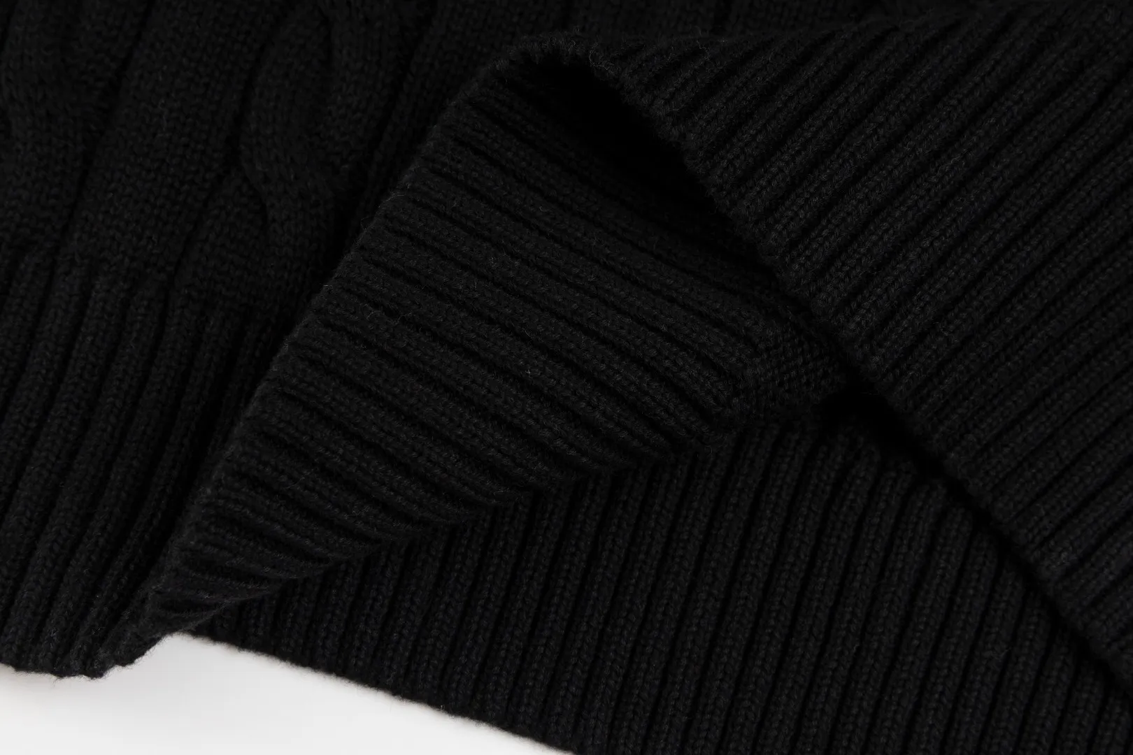 P236 #R92 RALPH LAUREN Ralph Lauren fifteen colors classic small label embroidery logo turtleneck pullover half-zip knitted cable sweater with high-density LOGO embroidery on the chest and original customized tag accessories. Made of pure cotton yarn, pure cotton is skin-friendly and comfortable, small label war horse embroidered twist turtleneck sweater 🐎 high quality, follow the blogger to learn how to wear it! Let’s buy a Ralph Lauren cable sweater. It’s a super hard-to-find series after it became popular. It’s hard to find one on the official website. It’s simple and practical to wear, with a lazy and loose feel. The thickened fabric has more texture, feels soft and delicate, and has a loose fit. Whether worn alone or layered, you can wear different styles of fashion with just one piece!   Size：XS S M L